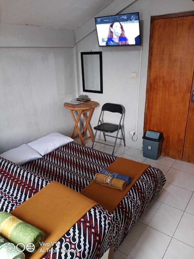 Losmen Fadel Malioboro Jogja Γιογκιακάρτα Εξωτερικό φωτογραφία